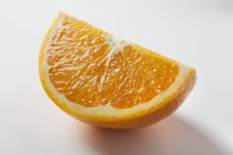 Cuña fresca de naranja - foto de stock