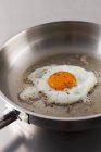 Fried egg in frying pan — Stock Photo
