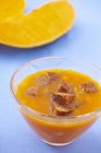 Kürbissuppe in Glasschüssel mit Croutons — Stockfoto
