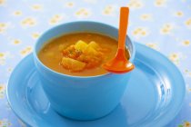 Гарбузовий суп у блакитній мисці — стокове фото
