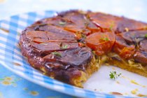 Tomato tart sliced on plate — Stock Photo