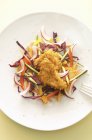 Roher Salat mit Hühnchen — Stockfoto