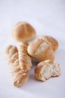 Хлебные рулеты на белом — стоковое фото