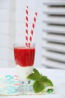Erdbeer-Smoothie mit Milch — Stockfoto