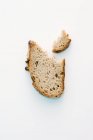 Scheibe Brot auf Weiß — Stockfoto