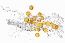 Aprikosen und Spritzer Wasser — Stockfoto