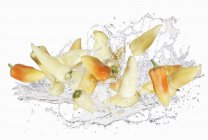 Pimentos húngaros com salpicos de água — Fotografia de Stock