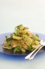 Kartoffelsalat mit Forelle und Trauben — Stockfoto