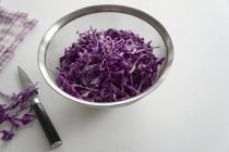 Chopped red cabbage in sieve — Stock Photo