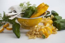Zucchini, Paprika und Spiralnudeln — Stockfoto