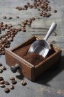 Grãos de café moídos na gaveta — Fotografia de Stock