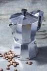 Nahaufnahme einer alten Espressomaschine mit Kaffeebohnen — Stockfoto