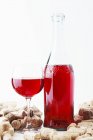 Bottiglia e bicchiere di vino rosato — Foto stock