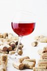 Verre de vin rouge avec bouchons — Photo de stock