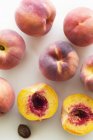 Frische Pfirsiche mit Hälften — Stockfoto