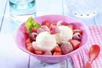 Замороженные ягоды с мороженым — стоковое фото