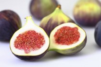 Fresh figs with halves — Stock Photo