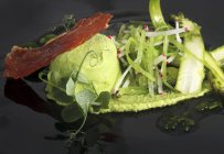 Piselli muscolosi con pancetta e asparagi verdi sulla superficie nera — Foto stock