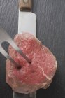 Pinchando filete de carne - foto de stock