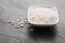 Salz auf Schieferfläche gestreut — Stockfoto