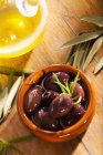 Konservierte Oliven in Steingutschüssel — Stockfoto