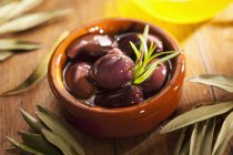 Olives conservées dans un bol en terre cuite — Photo de stock