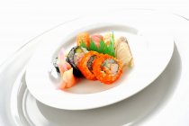 Verschiedene Maki-Sushi — Stockfoto