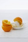 Exprimidor de naranjas y cítricos exprimido - foto de stock