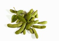 Edamame Pods laying over white surface — Stock Photo