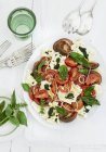 Caprese-Salat im Teller — Stockfoto