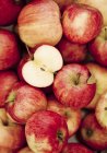 Manzanas rojas maduras con la mitad - foto de stock