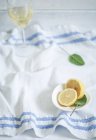 Лимон с шалфеем и бокалом вина — стоковое фото