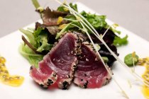 Fried tuna with mixed leaf salad — Stock Photo