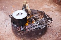 Повышенный вид приготовления пищи горшок на гриле — стоковое фото