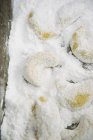Вид крупним планом на ванільний півмісяць у глазурованому цукрі — стокове фото