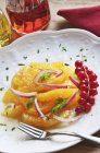 Помаранчевий салат з цибулею — стокове фото
