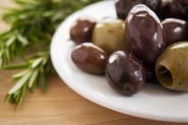 Gemischte marinierte Oliven — Stockfoto