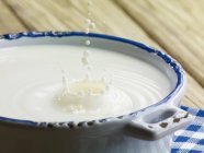 Молоко, брызгающееся из миски — стоковое фото