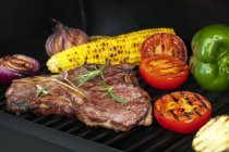Steak, vegetables and corn — Stock Photo