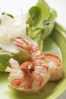 Crevettes cuites avec garniture de salade — Photo de stock