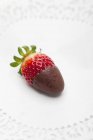 Chocolate-dipped fresh strawberry — Stock Photo
