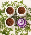 Mousse de chocolate em copos de cerâmica branca — Fotografia de Stock
