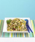 Vista ravvicinata dell'insalata con pollo e mango — Foto stock