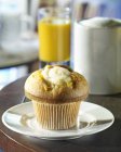 Vanille-Muffin auf Teller — Stockfoto