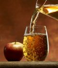 Pouring apple juice — Stock Photo