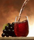 Наливание виноградного сока — стоковое фото
