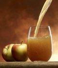 Verter jugo de manzana - foto de stock