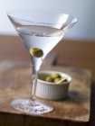 Trockene Martini mit Oliven — Stockfoto