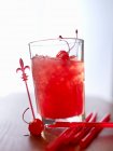 Cocktail con rum e succo di frutta — Foto stock