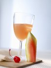 Vista close-up de bebida de frutas com fatia de melancia e cereja — Fotografia de Stock